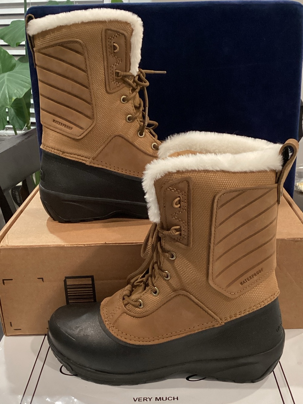 The North Face Shellista IV Mid WP Boots Brown Black Women Size 9. No box